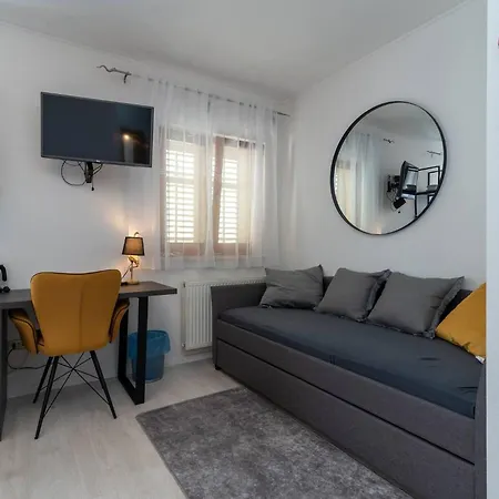 Stylish Triple With Balcony Πανσιόν Τρογκίρ