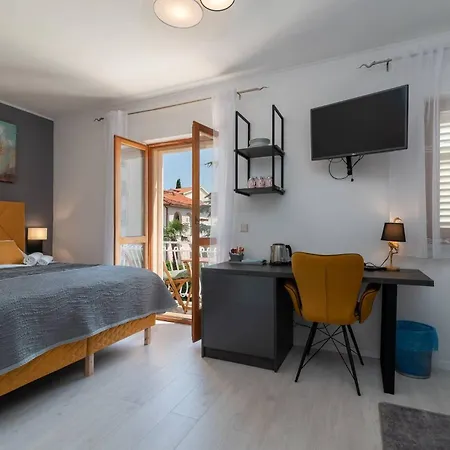 Πανσιόν Stylish Triple With Balcony Τρογκίρ