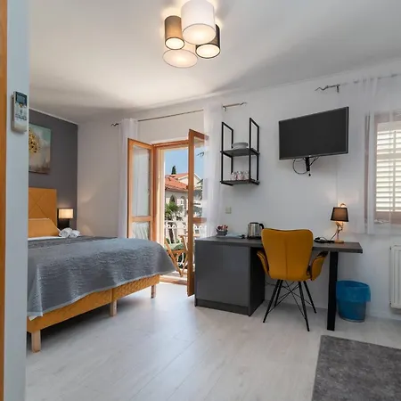 Πανσιόν Stylish Triple With Balcony