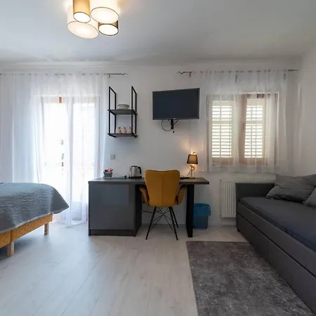 Stylish Triple With Balcony Τρογκίρ