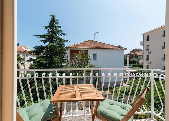 Stylish Triple With Balcony Vendégház 3*